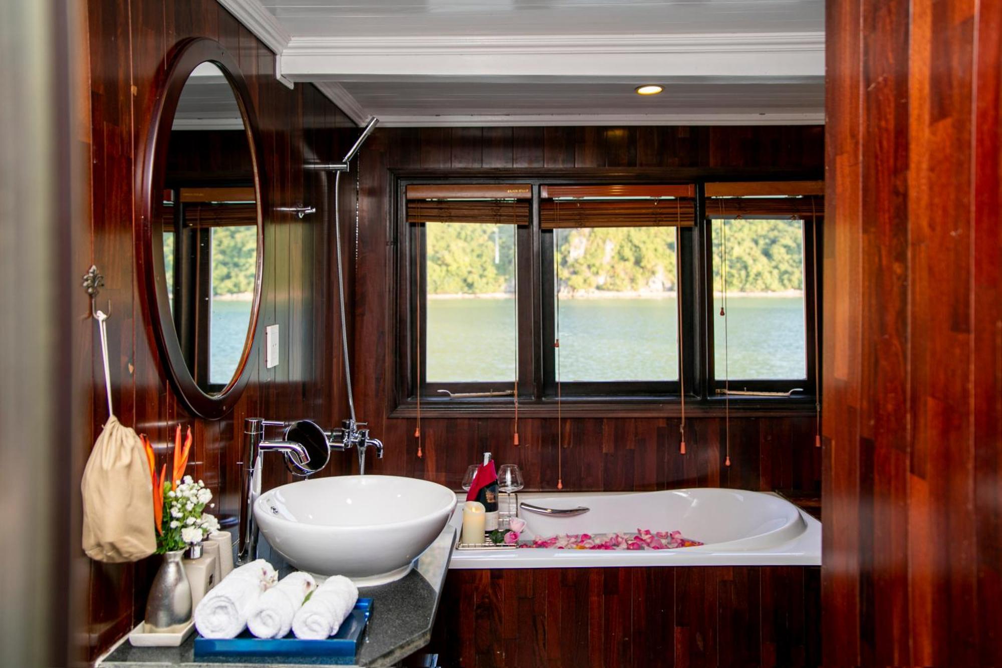 Bhaya Legend Cruises Hotel Ha Long Exterior photo
